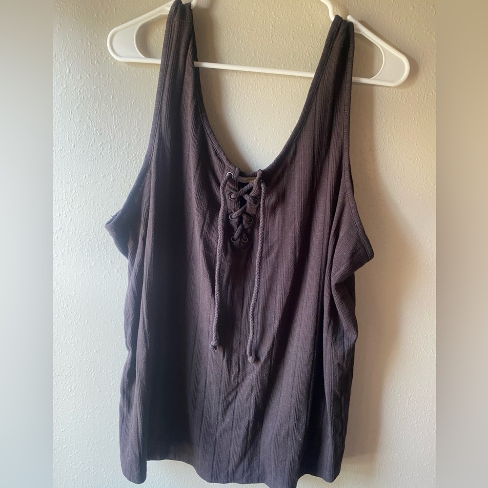 Flow tank with lace up front